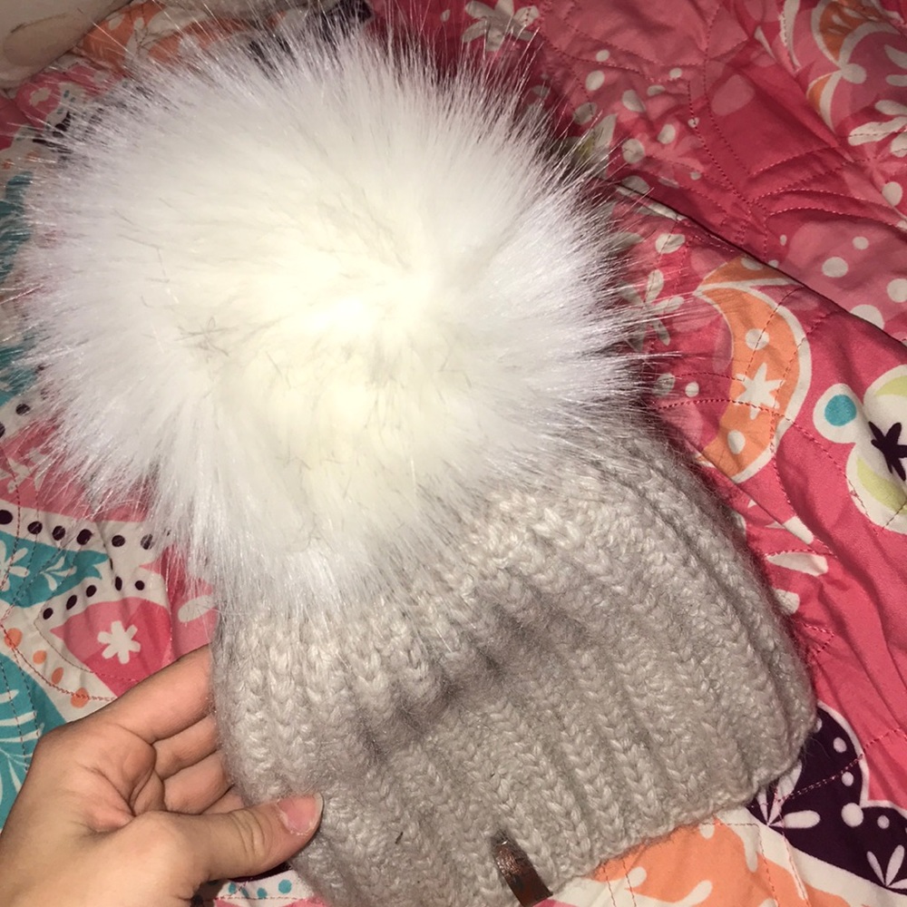 A hat - Picture 3 of 3